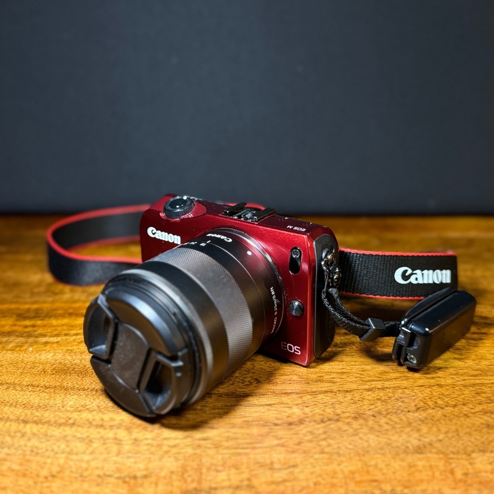 Canon EOS M Red